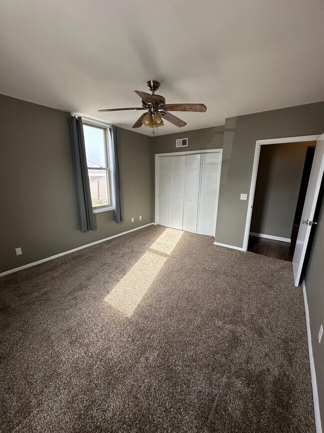 Building Photo - 820 York St