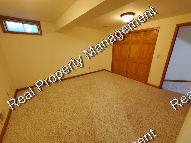 Building Photo - Spacious Chesterton Condo