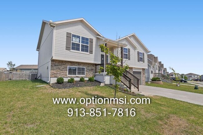 Building Photo - Beautiful 3-Bedroom Home with Modern Finishes & Fantastic Amenities!