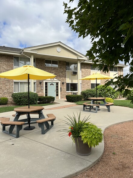 Courtyard with BBQ Patios - Village In The Park