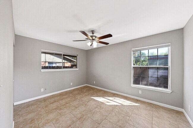 Building Photo - 308 E Cheryl Dr