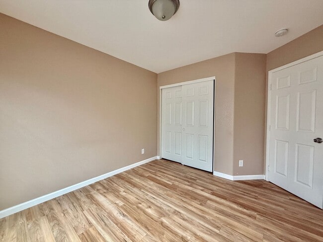 Building Photo - Spacious Living, Granite Counters, Great Location!