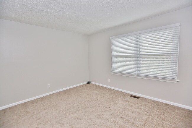 Building Photo - MUST SEE! Charming 3-Bedroom Townhome in Thoroughgood! 1-Car Attached Garage!