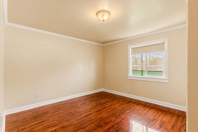 Building Photo - Newly Remodeled 4-Bedroom Oakland Duplex with Gated Parking