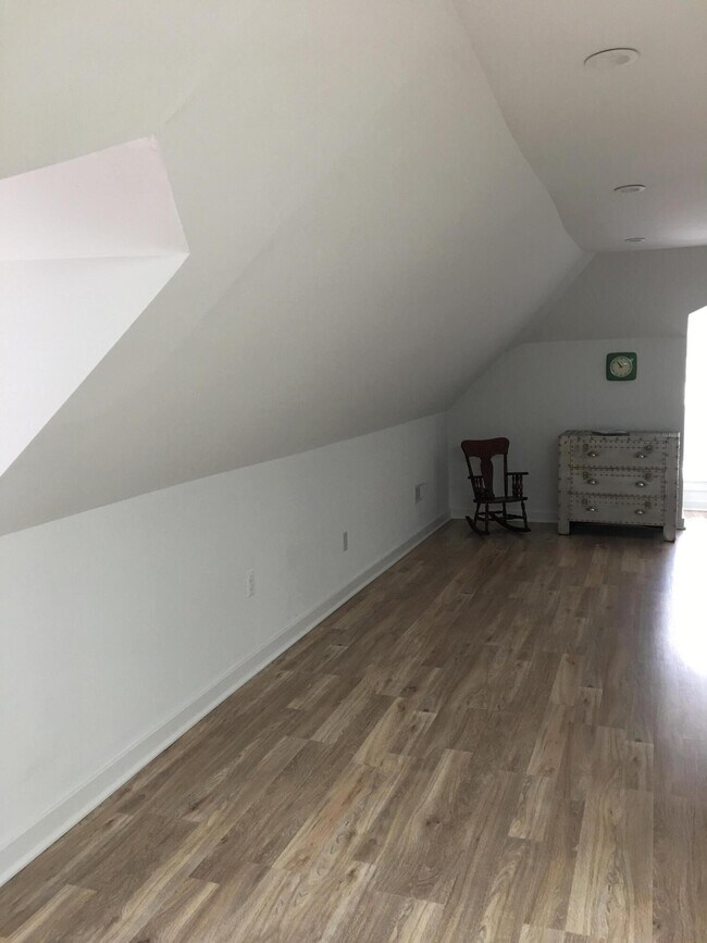 Building Photo - 330 S Main St