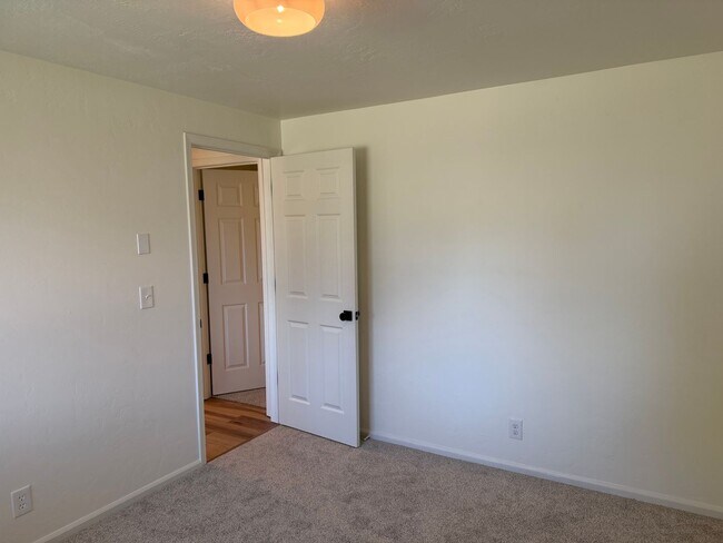 Building Photo - Updated 3 bedroom 2 bath home in a great neighborhood!