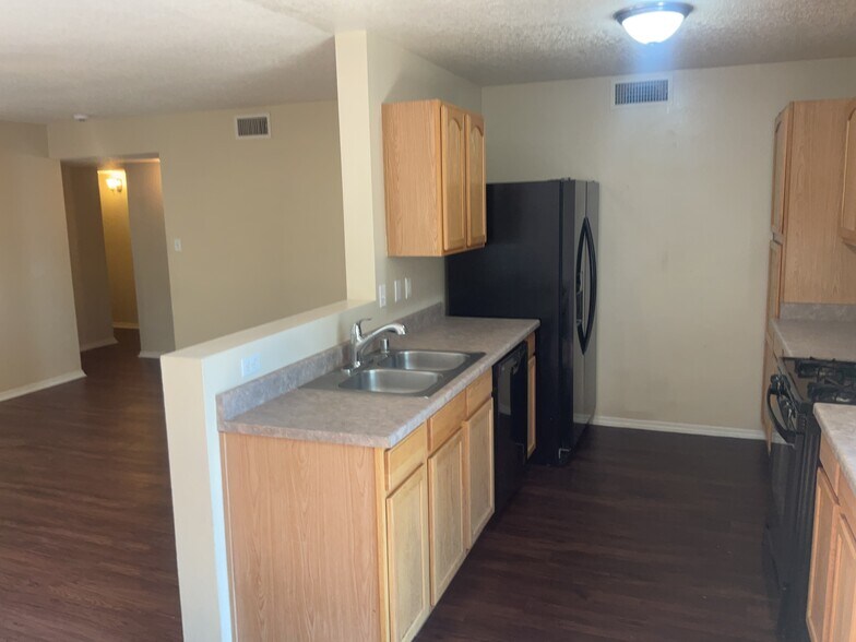 Building Photo - 3752 Rancher Loop NE