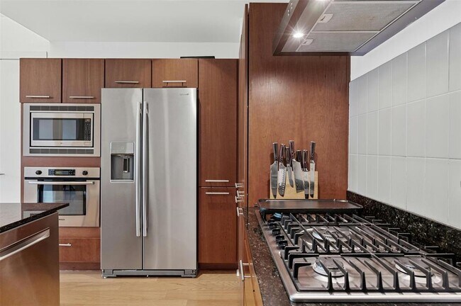 Building Photo - 210 Lee Barton Dr