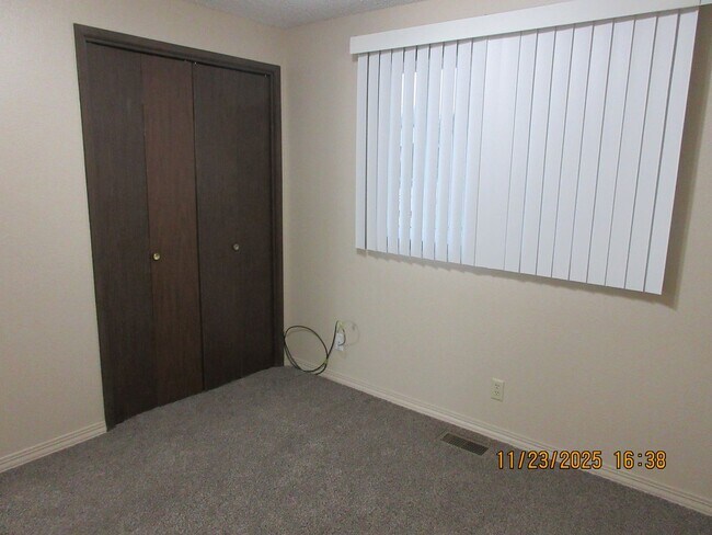 Building Photo - Updated and refurbished