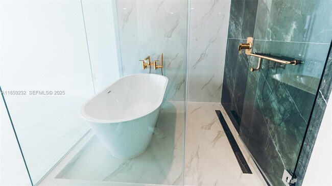 Building Photo - 700 NE 24th St