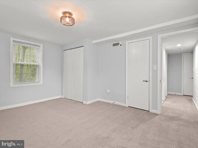 Building Photo - 706 S Arlington Mill Dr