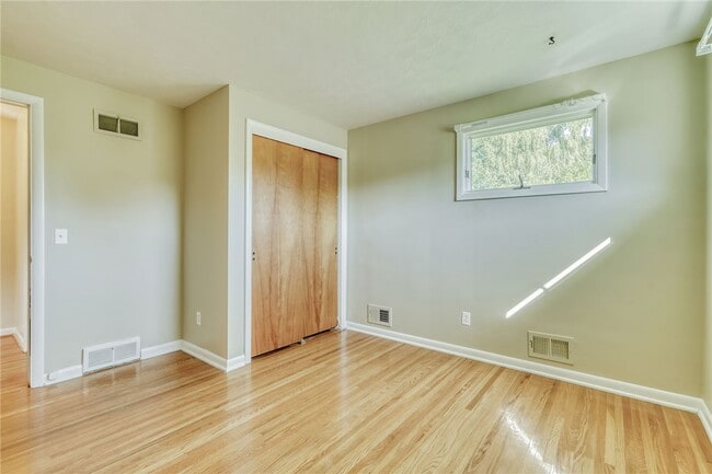 Building Photo - 241 Willowcrest Dr