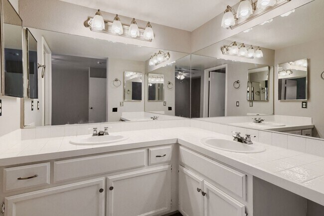 Building Photo - Townhome for Rent