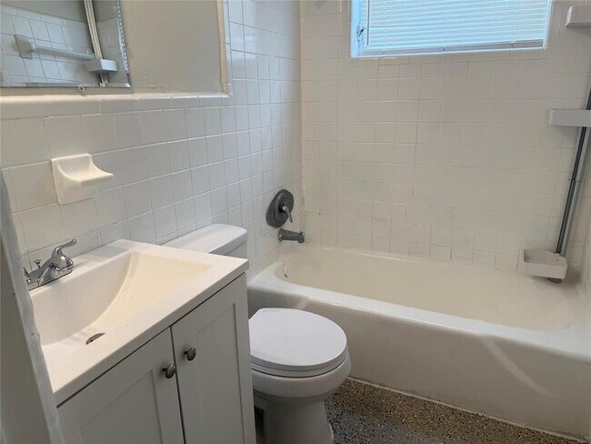 Building Photo - 2830 NW 15th Ct