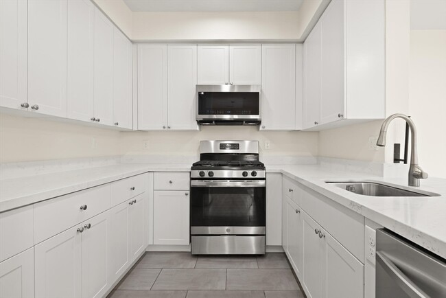 Building Photo - 70 Endicott St