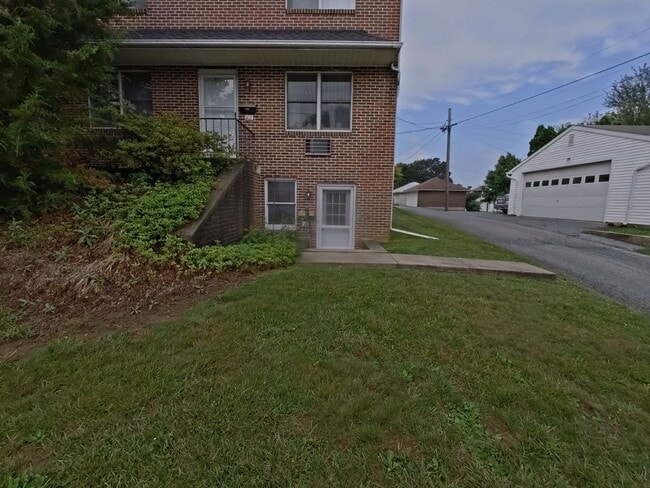 Building Photo - 550 S Hanover St