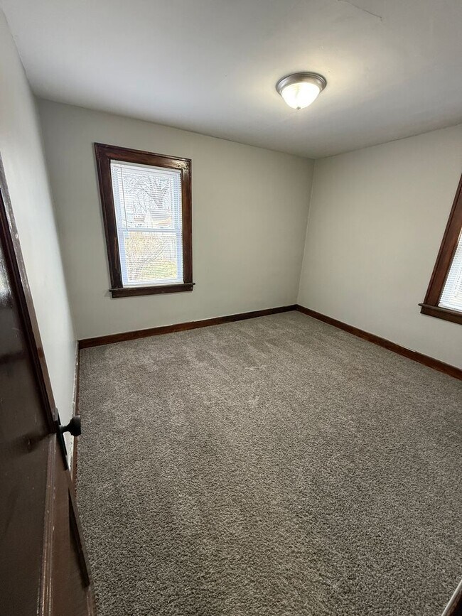 Building Photo - 3B / 1B home with over 1200 square feet!