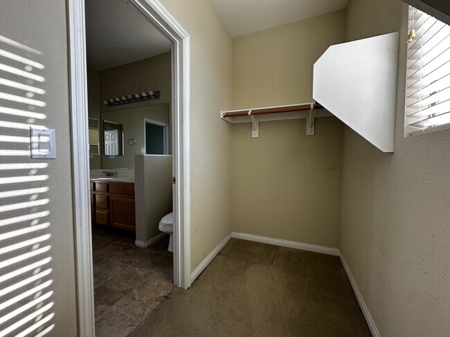 Building Photo - 7628 Belhurst Ave