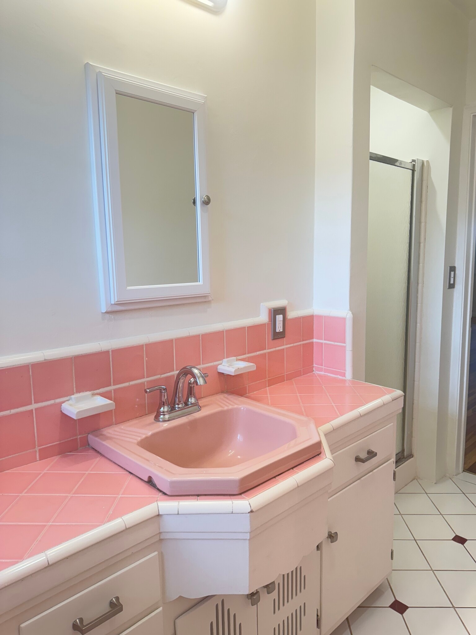 Bright tile vanity/retro sink - 8616 McConnell Ave