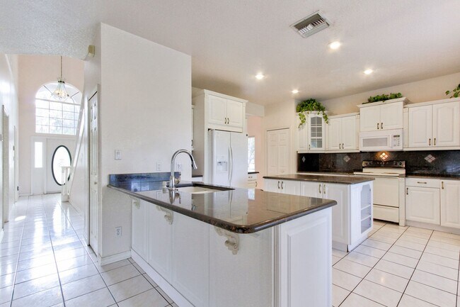 Building Photo - Beautiful Lake front home in West Kissimmee