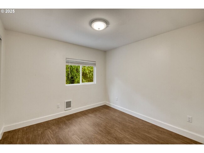 Building Photo - 1174000
