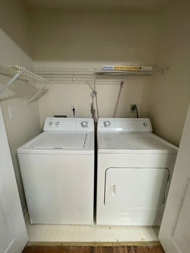 Building Photo - Light & Airy Townhome in Downing Creek, wo...