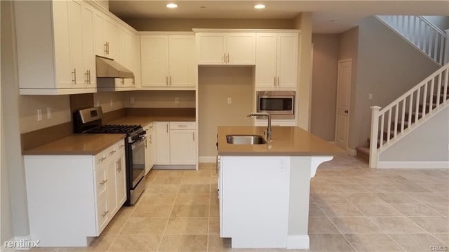 Building Photo - 3 br, 2 bath Townhome - 3248 Edgewood Rd