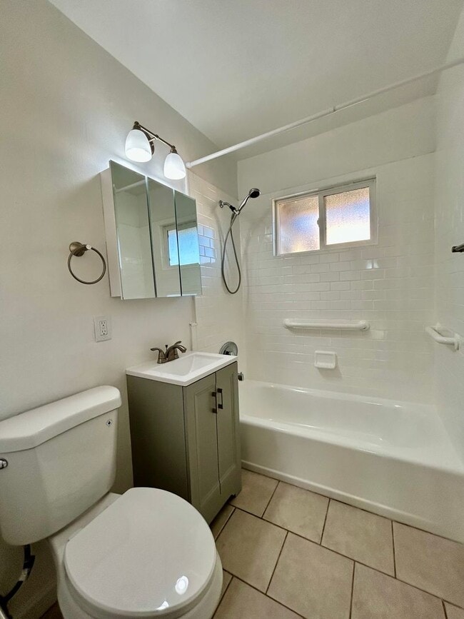 Building Photo - 2 bed 1 Bath with Garage in The Heart of Clairemont!