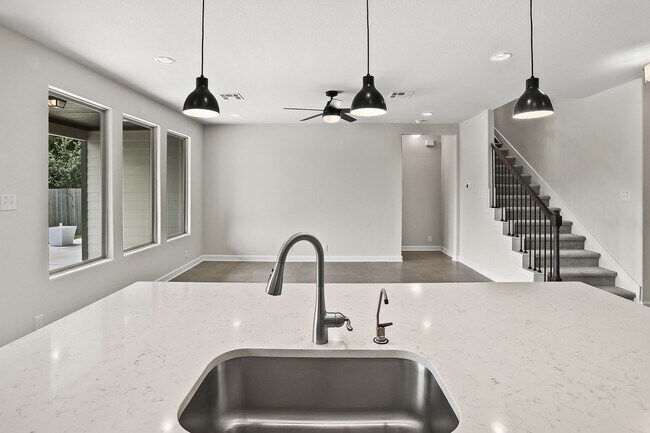 Building Photo - 4 Bedroom/3 bath home Southglen Subdivision