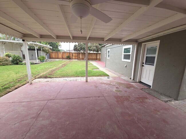 Building Photo - Elegant home with classic charm