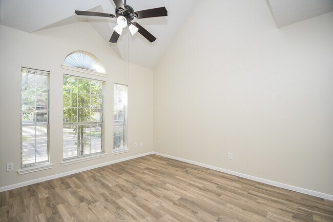 Building Photo - 139 Skycrest Dr