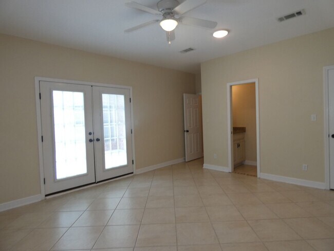 Building Photo - Spacious 4-Bedroom Pool Home