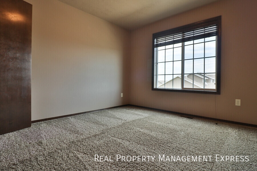 Building Photo - Beautiful 2 Story Townhome with Loads of A...