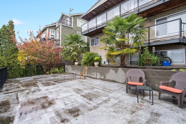 Building Photo - 3202 15th Ave W