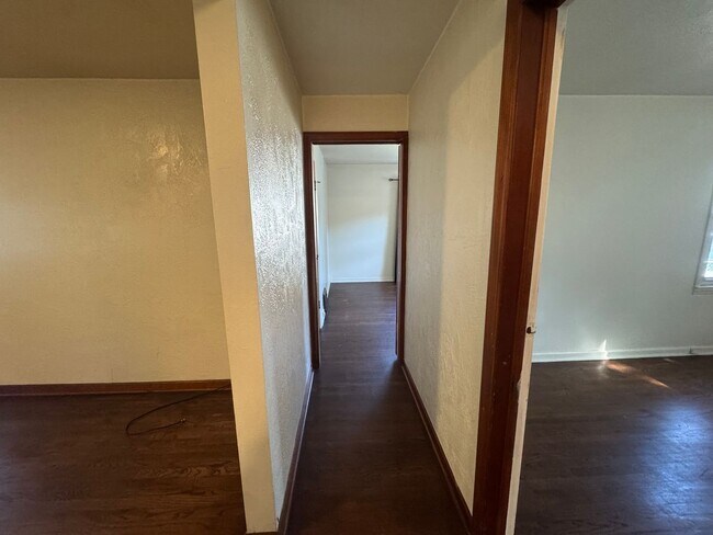 Building Photo - Charming 2BR 1 BA Unit • Carport • Fenced Yard in Independence