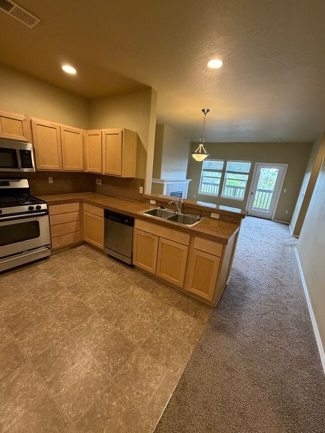 Building Photo - Modern Comfort Meets Easy Living in McKenzie Ridge Estates