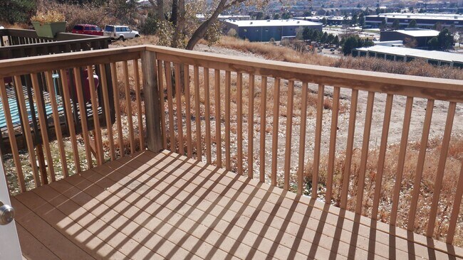 Building Photo - 3 Bedroom 2.5 Bath Townhome with Great Mou...
