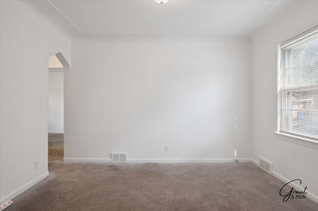 Building Photo - 3 bedroom - 1.5 bath - bungalow - $1195