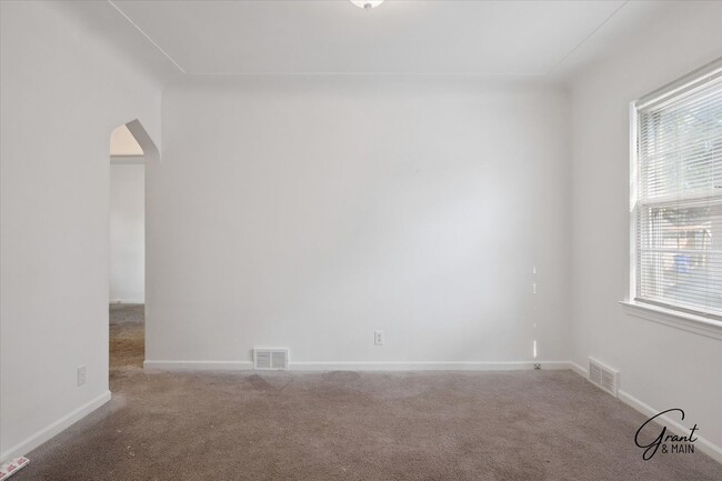 Building Photo - 3 bedroom - 1.5 bath - bungalow - $1250