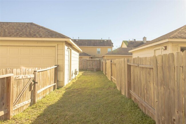 Building Photo - 16727 Libson Falls Dr