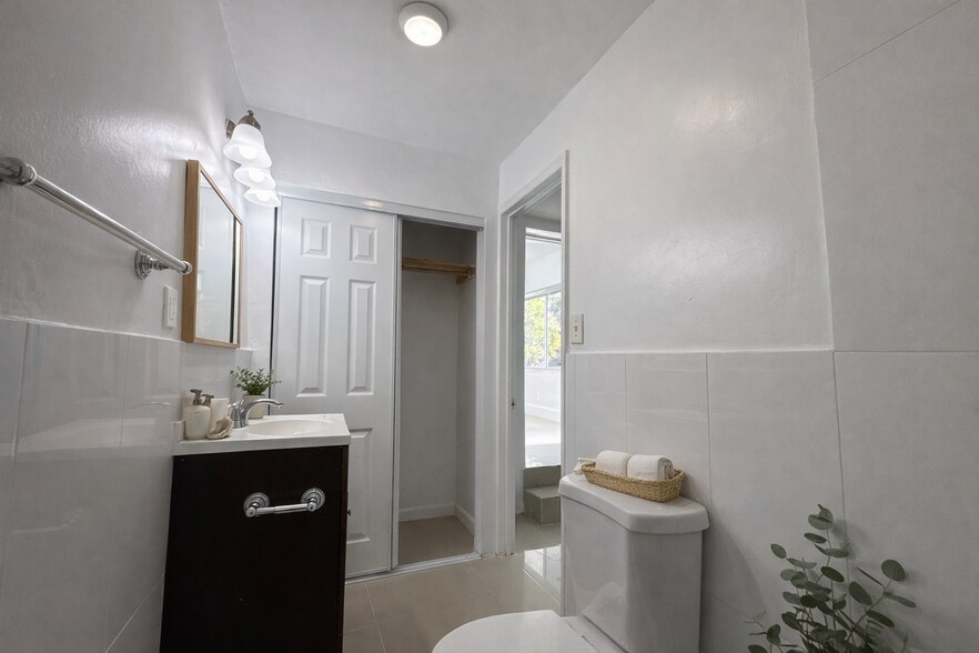 Building Photo - 911 NW 57th St