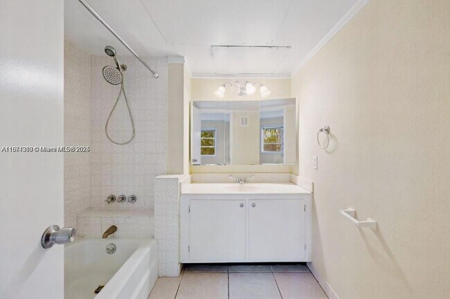 Building Photo - 124 NE 19th Ct