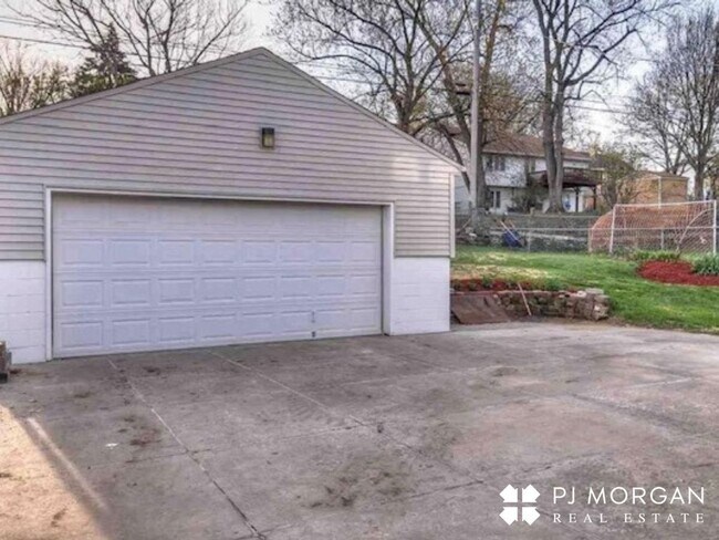 Building Photo - 4 bedroom, 3 Bathroom House