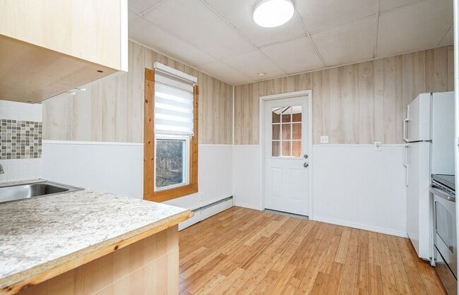 Building Photo - 146 Allen St