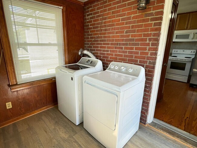 Building Photo - 2216 Baltic Ave