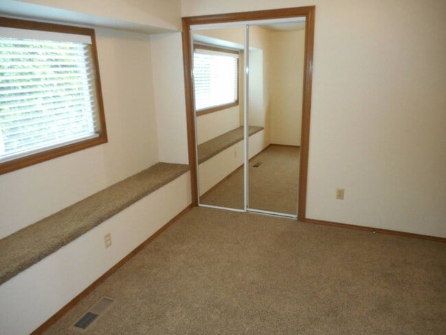 Building Photo - Cul-de-Sac Comfort Meets South Salem Charm
