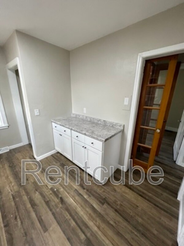 Building Photo - 915 Pleasant St