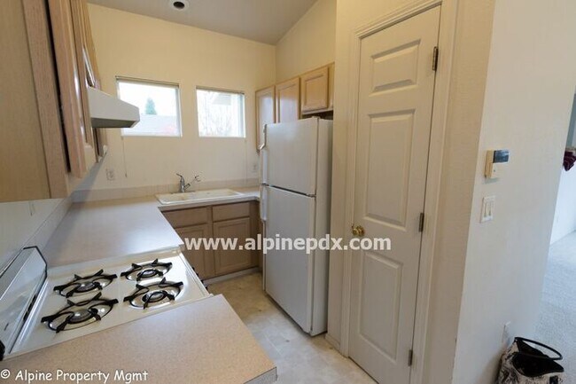 Building Photo - Great 2nd Floor Studio/Carriage House at O...