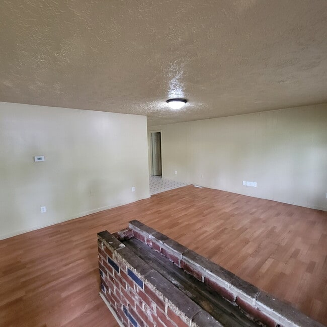 Building Photo - 4BR/2BA House w/Garage!