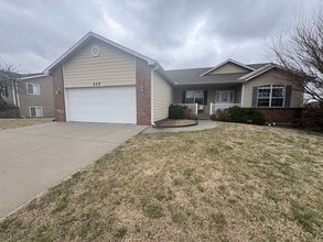 Building Photo - Spacious west side 3 Bedroom, 2 Bath home, close to Ft. Riley!